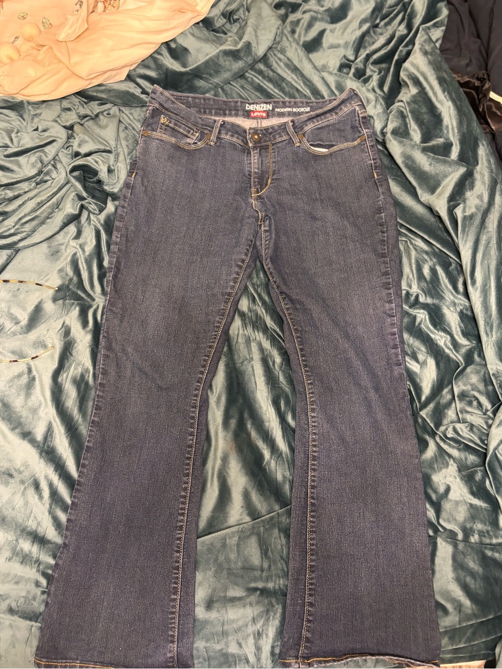 Levi's Women's Dark Blue bootcut Jeans lots of stretch